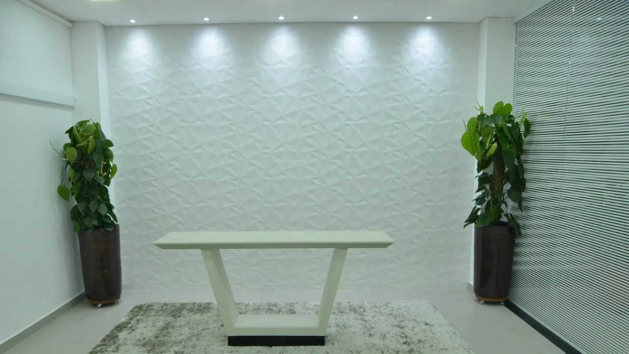 Hall decorado com aparador e plantas