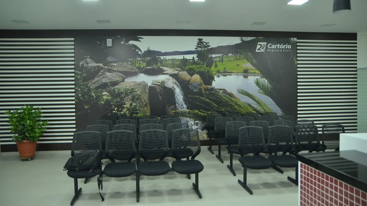 Sala de espera com painel do 2º Cartório