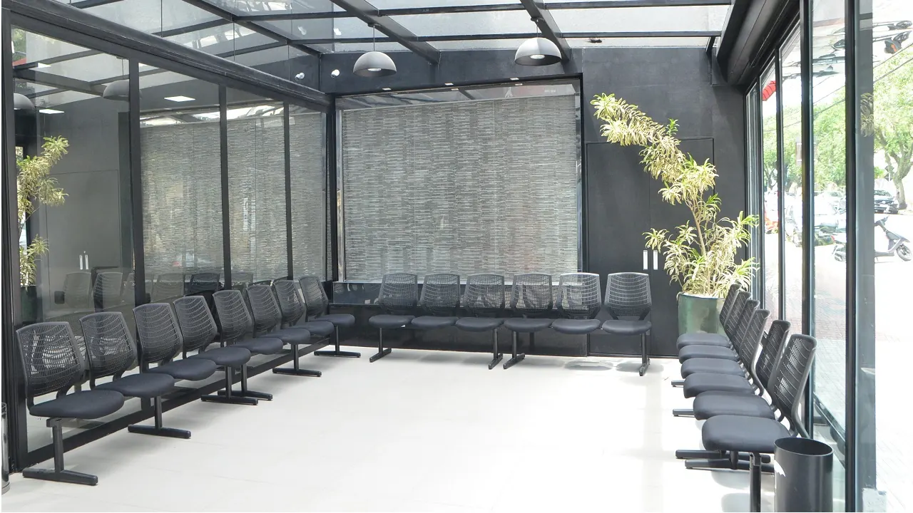 Sala de espera ampla e envidraçada